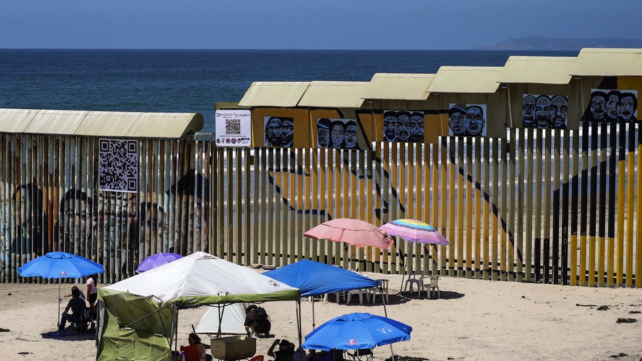 Un mural en el muro fronterizo visibiliza a veteranos deportados de EE.UU. a México