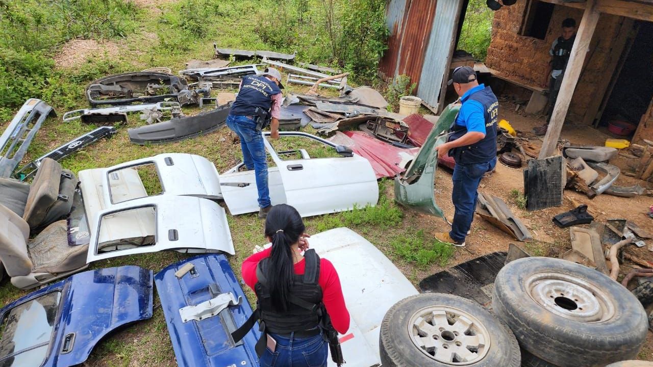 Hallan al oriente de Honduras deshuesadero de carros robados por banda 'Los 22R'