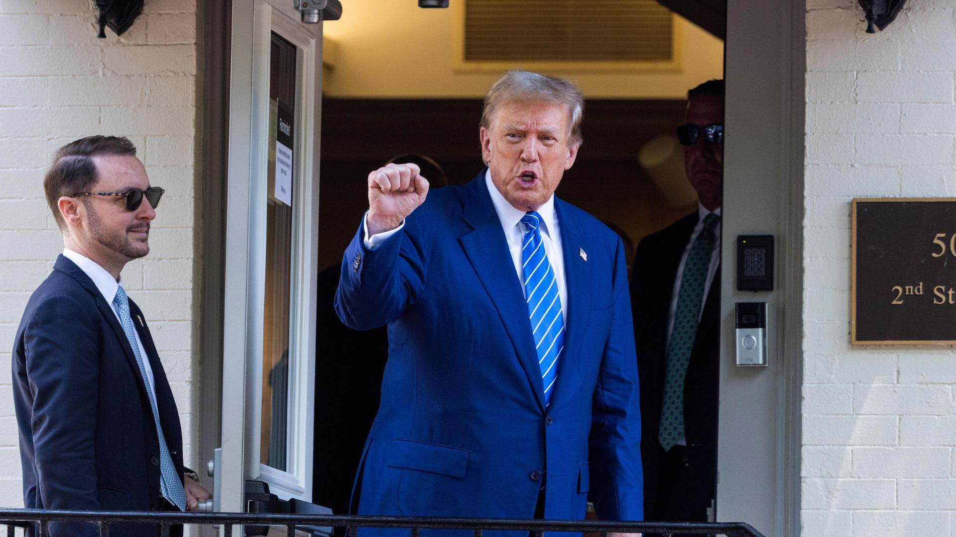 Trump arremete contra Tim Walz al que llama 'izquierdoso radical'