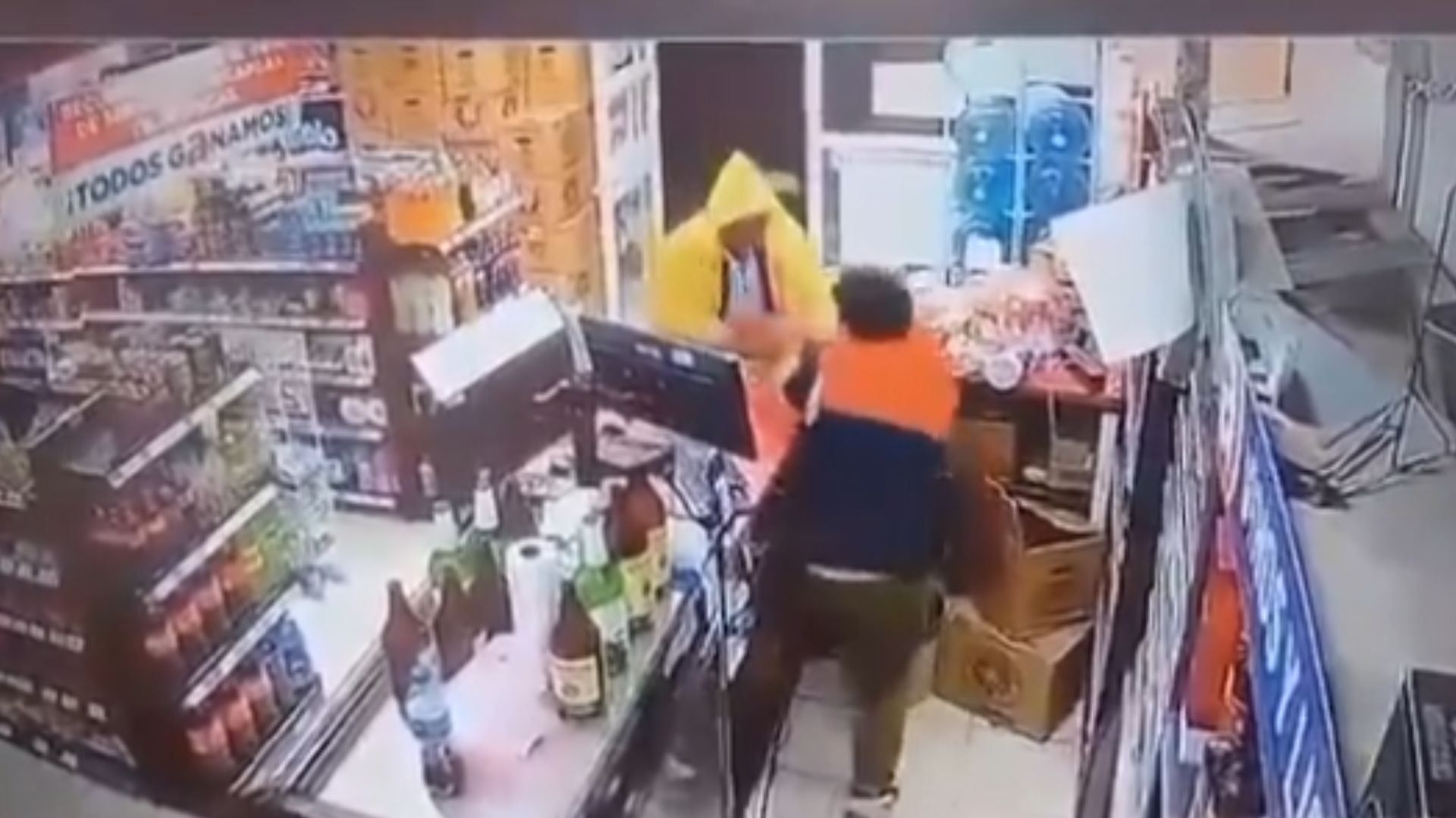 Empleado de tienda desarma a ladrón que se hizo pasar por cliente