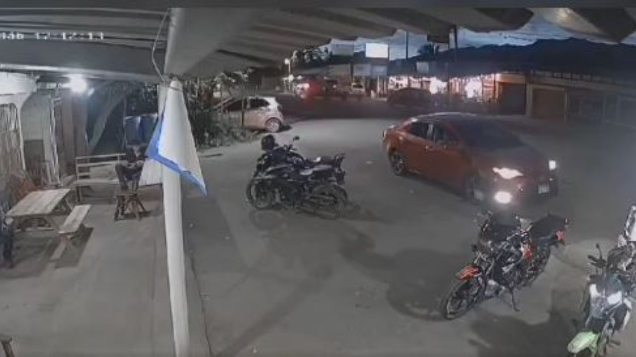 Graban cuando vehículo a toda velocidad impacta contra otro en Olancho