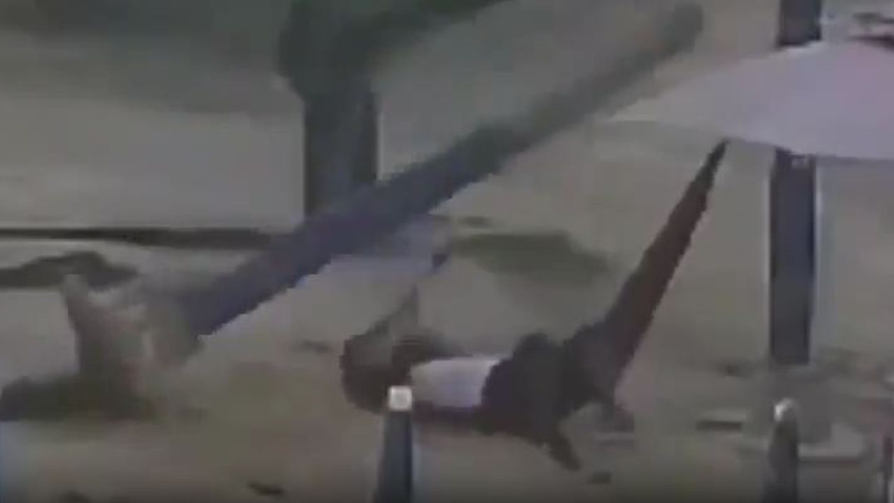 Hombre muere al caerle un poste de hierro mientras descansaba en una hamaca: video