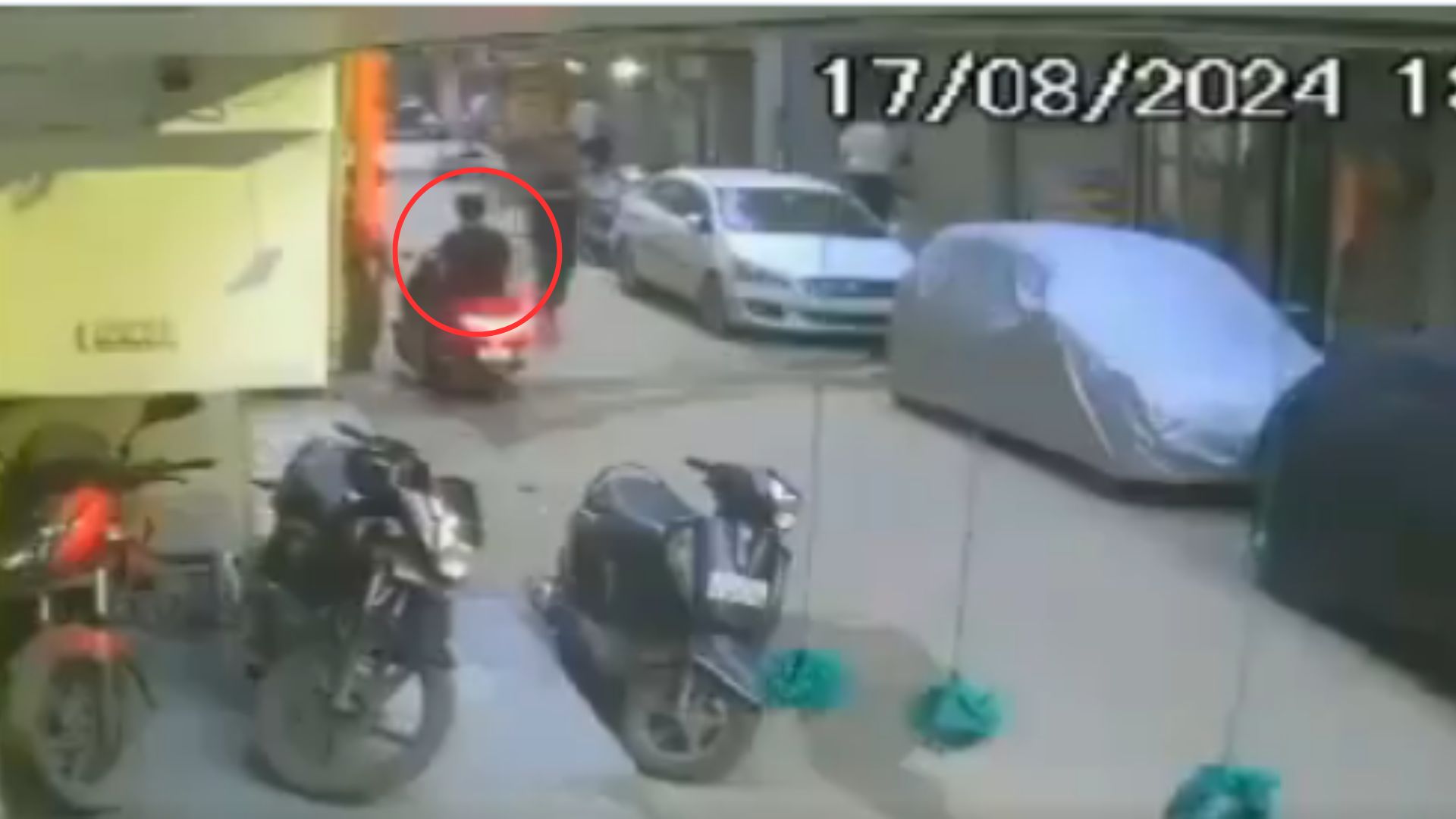 Cámara capta momento en que joven muere al caerle un aire acondicionado desde un tercer piso