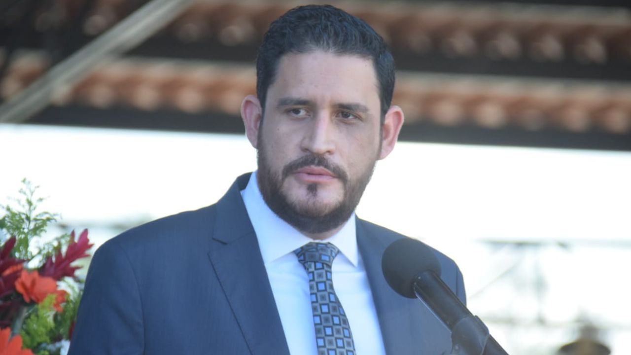 José Manuel Zelaya renuncia como ministro de Defensa tras declaraciones de su padre Carlos Zelaya