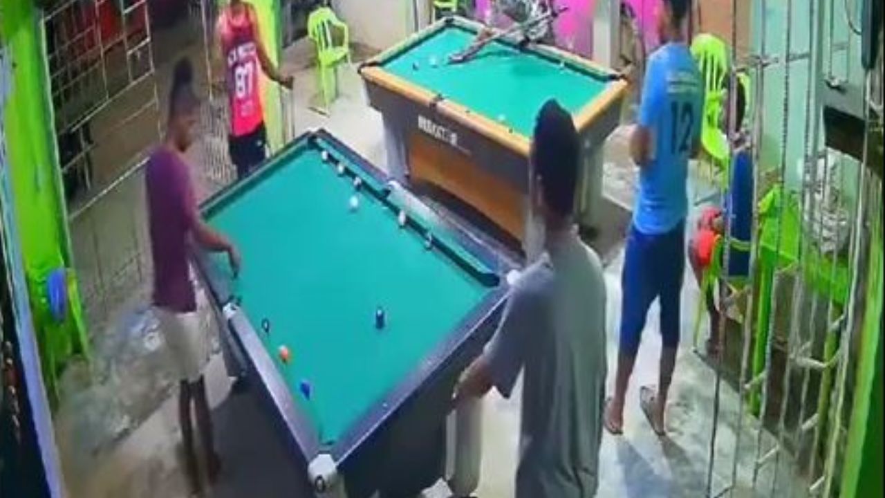 Reo que portaba grillete de rastreo es asesinado mientras jugaba billar; video del momento