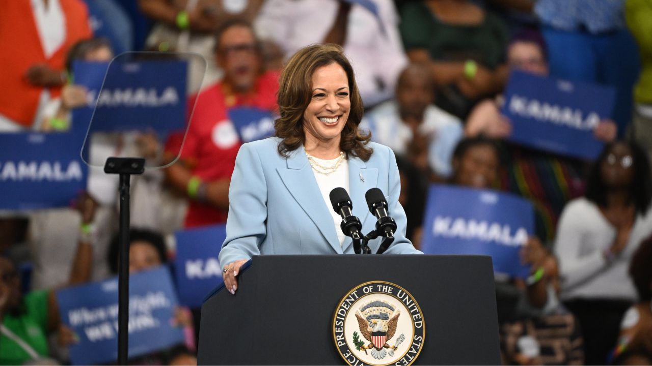Harris tiene una ligera ventaja de un punto frente a Trump, según encuesta
