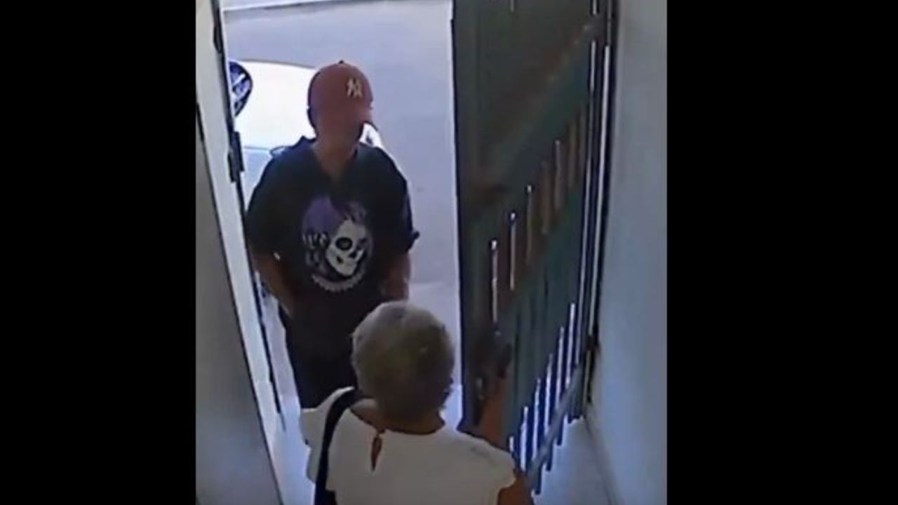 Joven golpeó a anciana en el portón de su casa por robarle, todo quedó en video