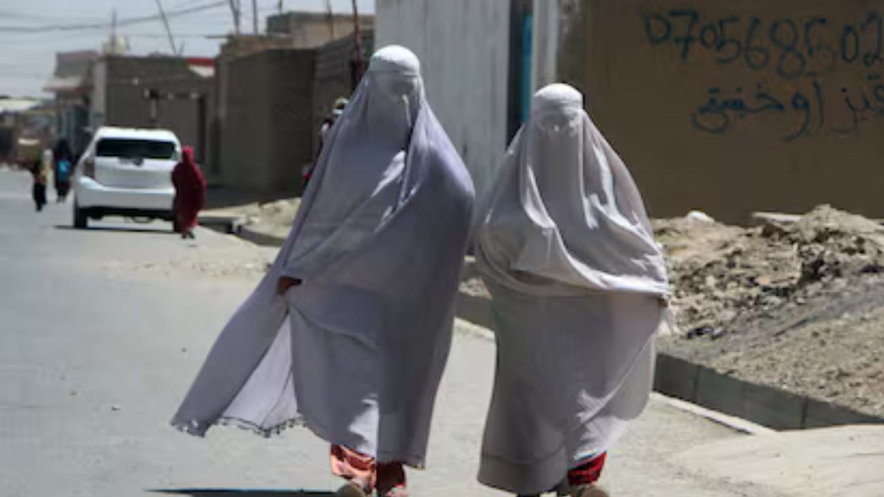 La UE condena la ley talibán que silencia a las mujeres en Afganistán
