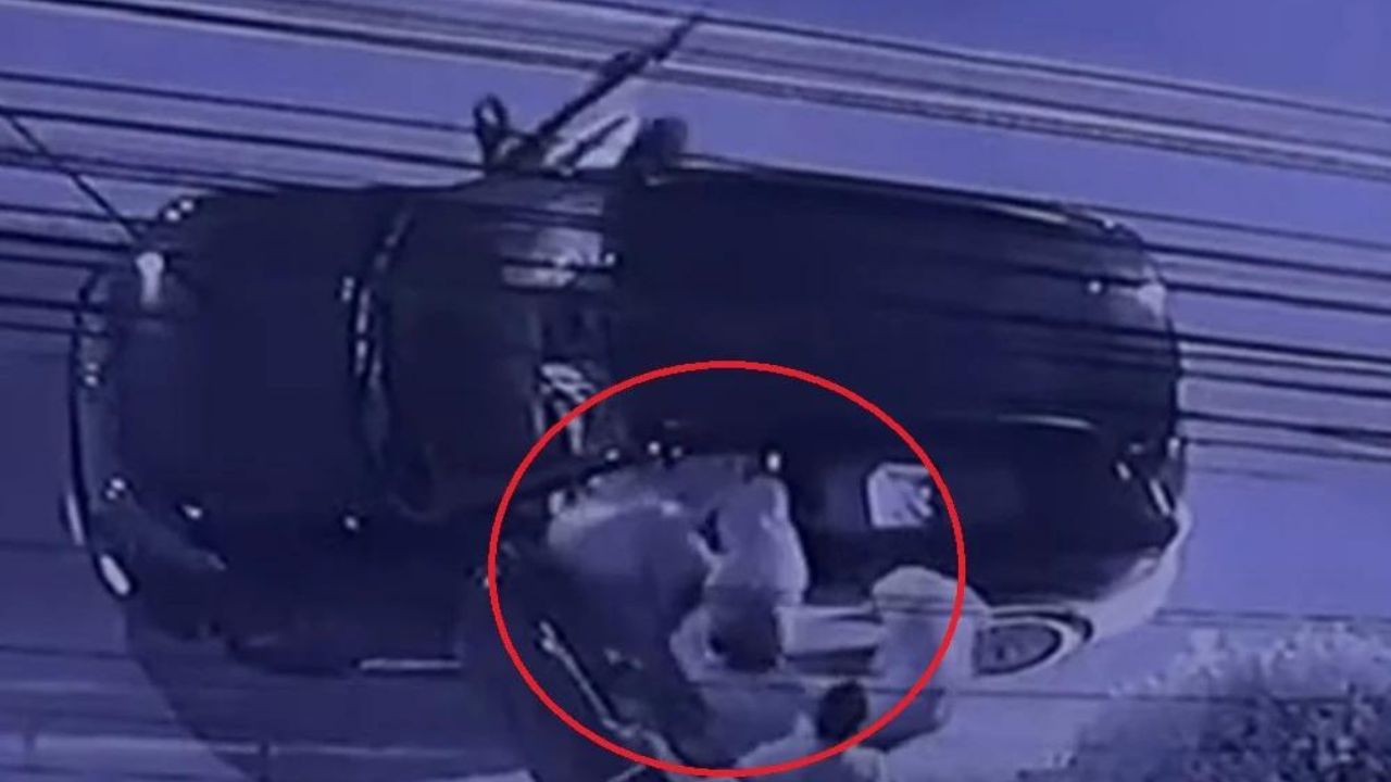 Graban a hombres que bajan a familia de lujosa camioneta y luego se la roban