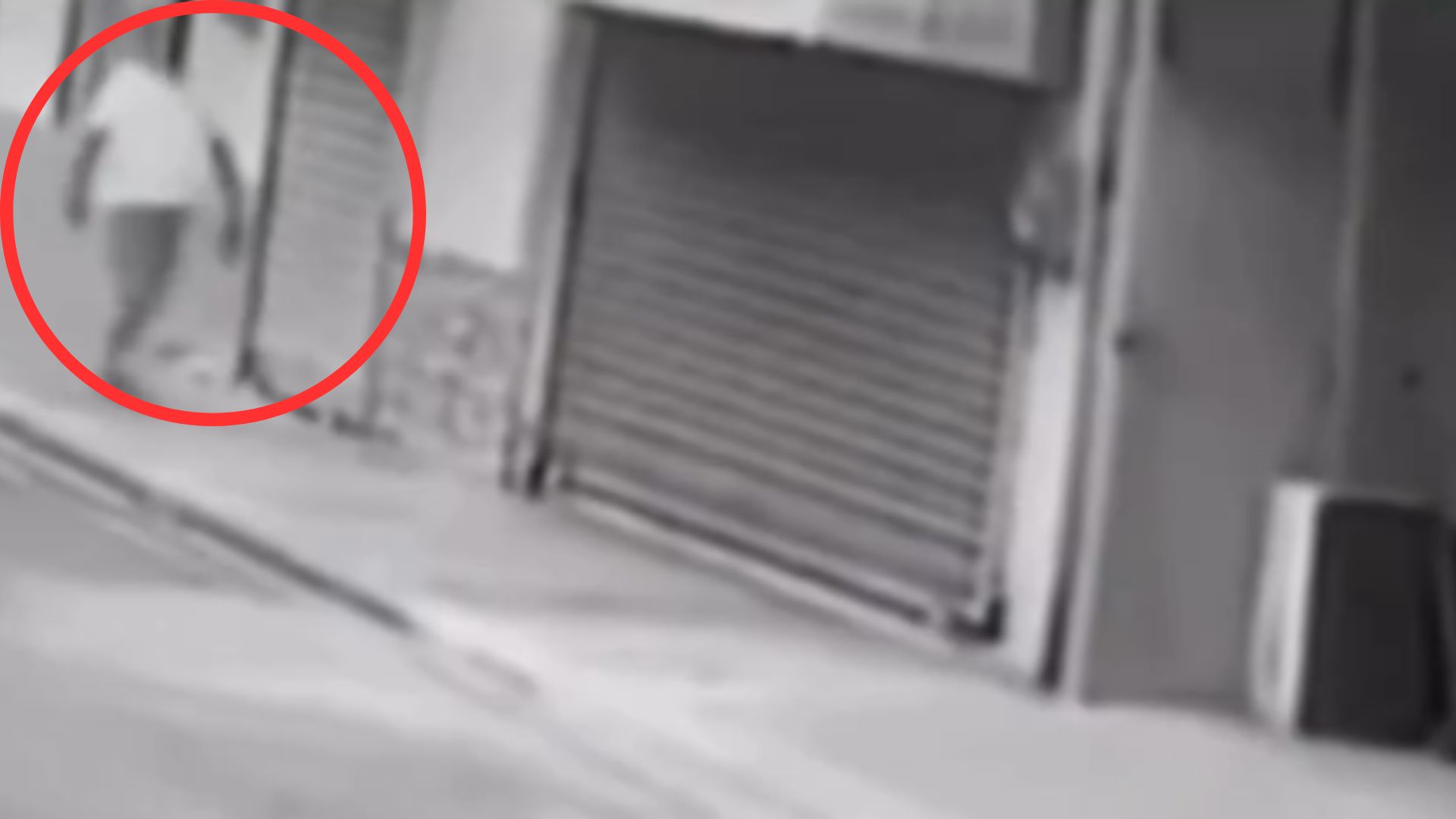 Maestro de obra muere aplastado por puerta de metal cuando iba caminando