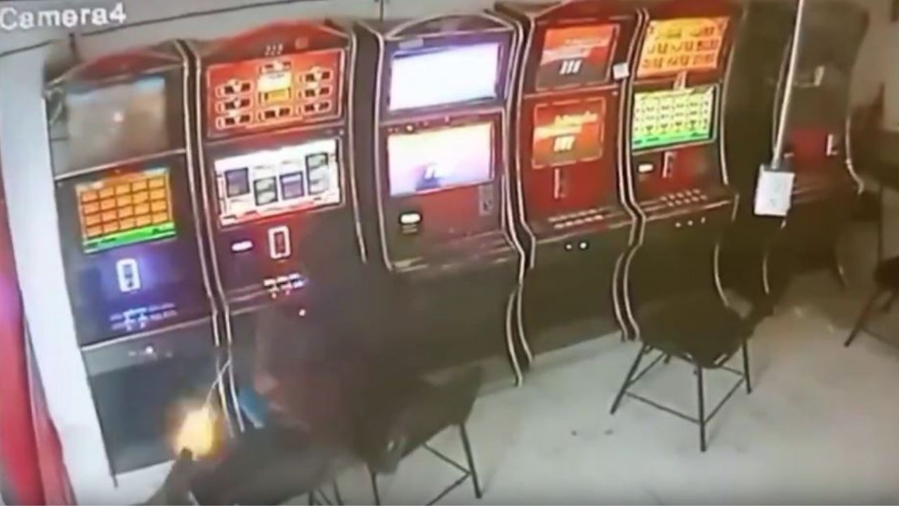 Cámara graba el asesinato de un hombre en negocio de juegos en México