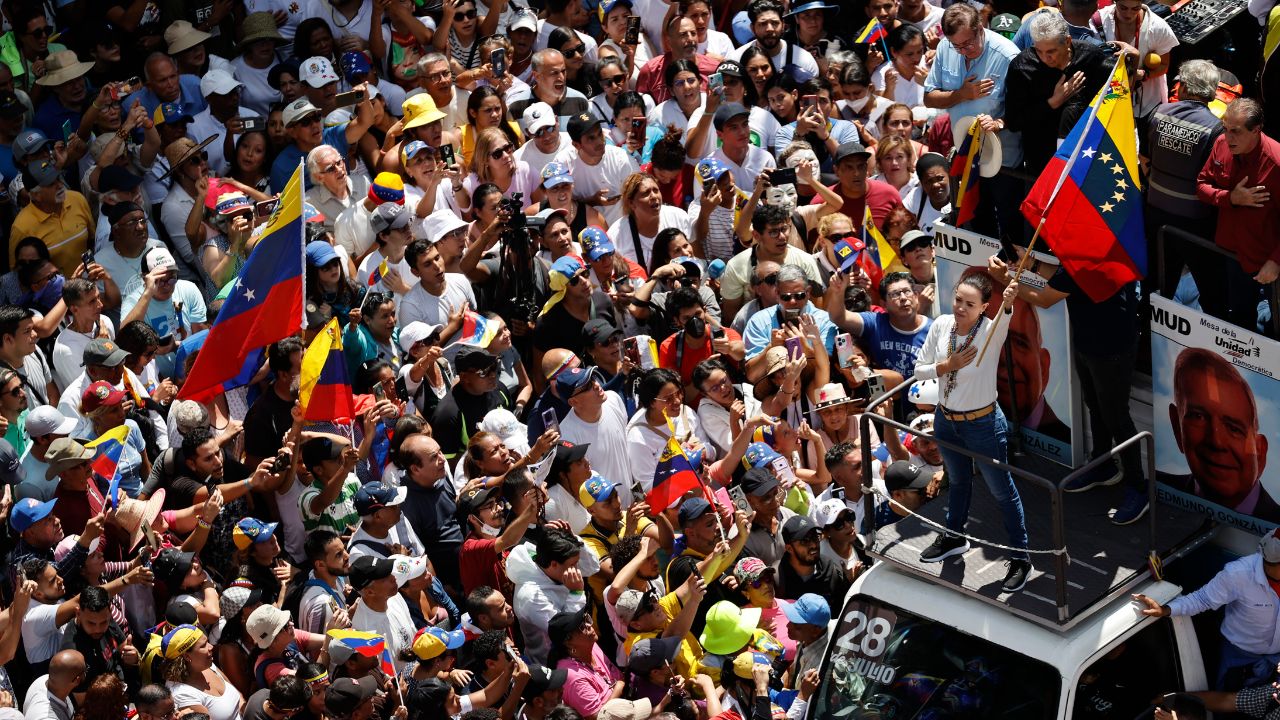 Bloque opositor convoca a protesta contra fallo judicial que convalida victoria de Maduro