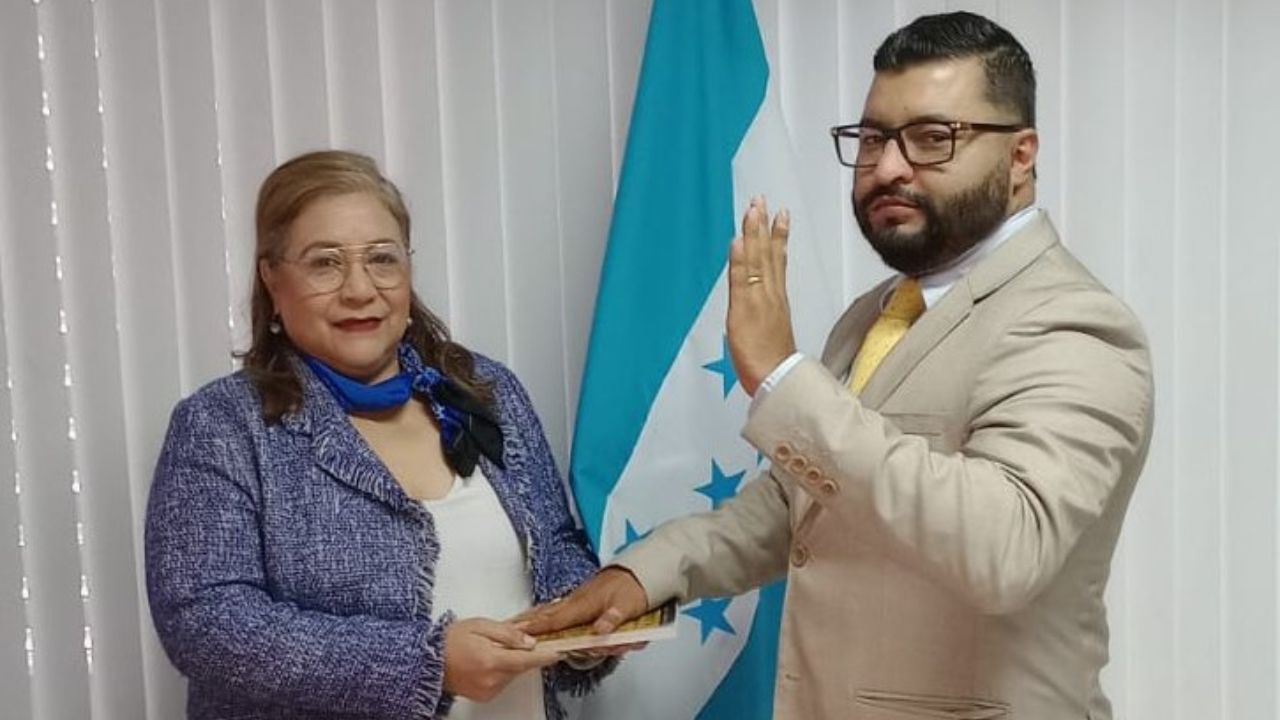 Capturan a Marco Vallecillo, juez que habría usado el nombre del fiscal Johel Zelaya para extorsionar