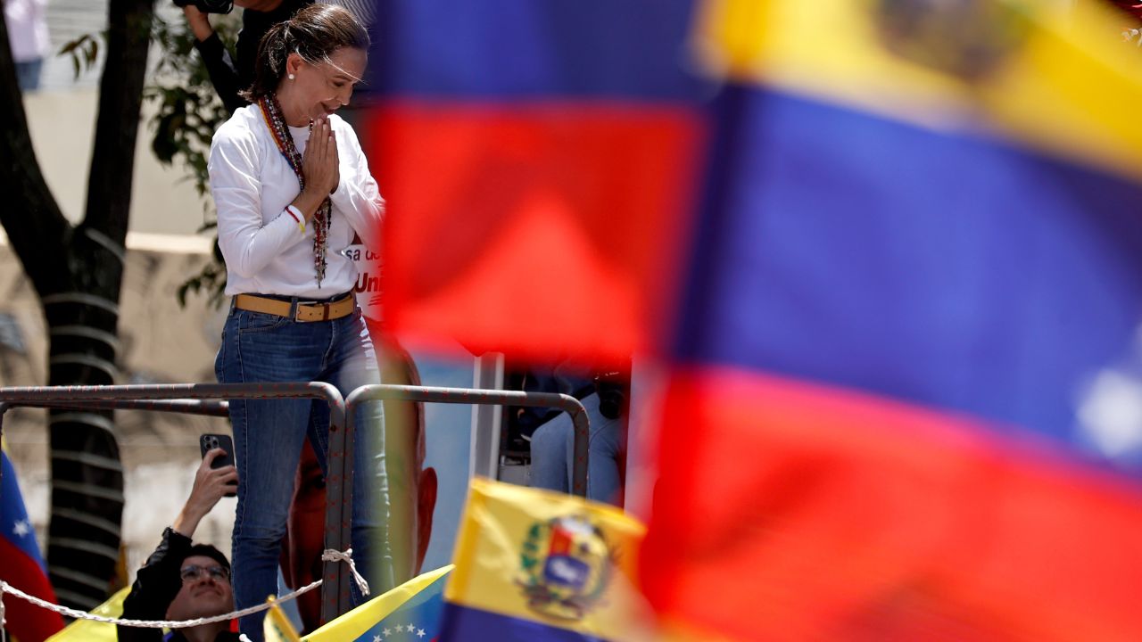 '¡Nunca hemos estado tan fuertes!': Machado reaparece en marcha opositora en Venezuela