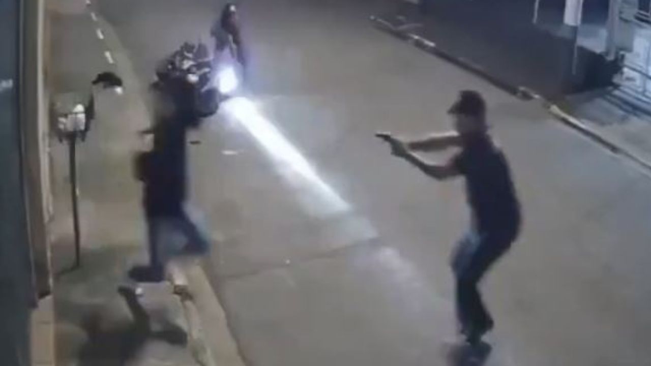 Video: Hombre enfrenta a dos ladrones, les quita el arma y mata a uno de ellos