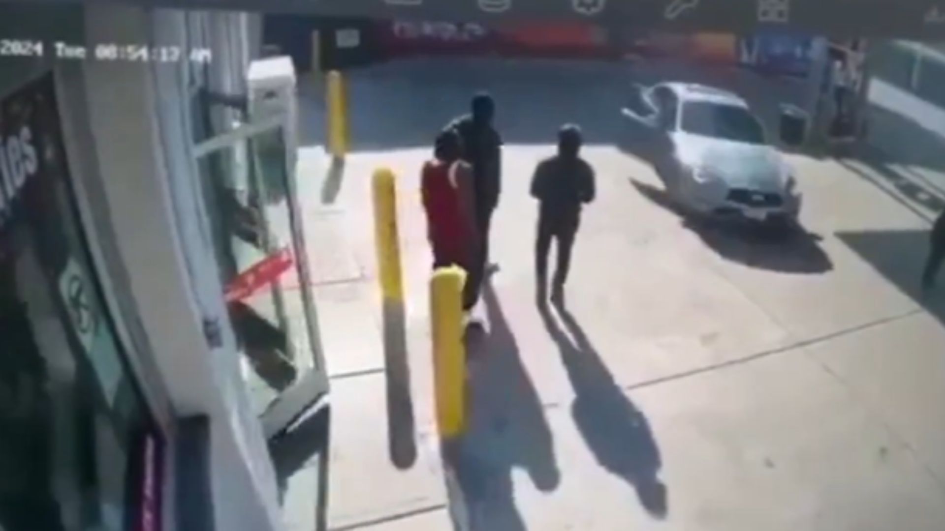 Cámara capta cuando llegan a matar a hombre a una gasolinera