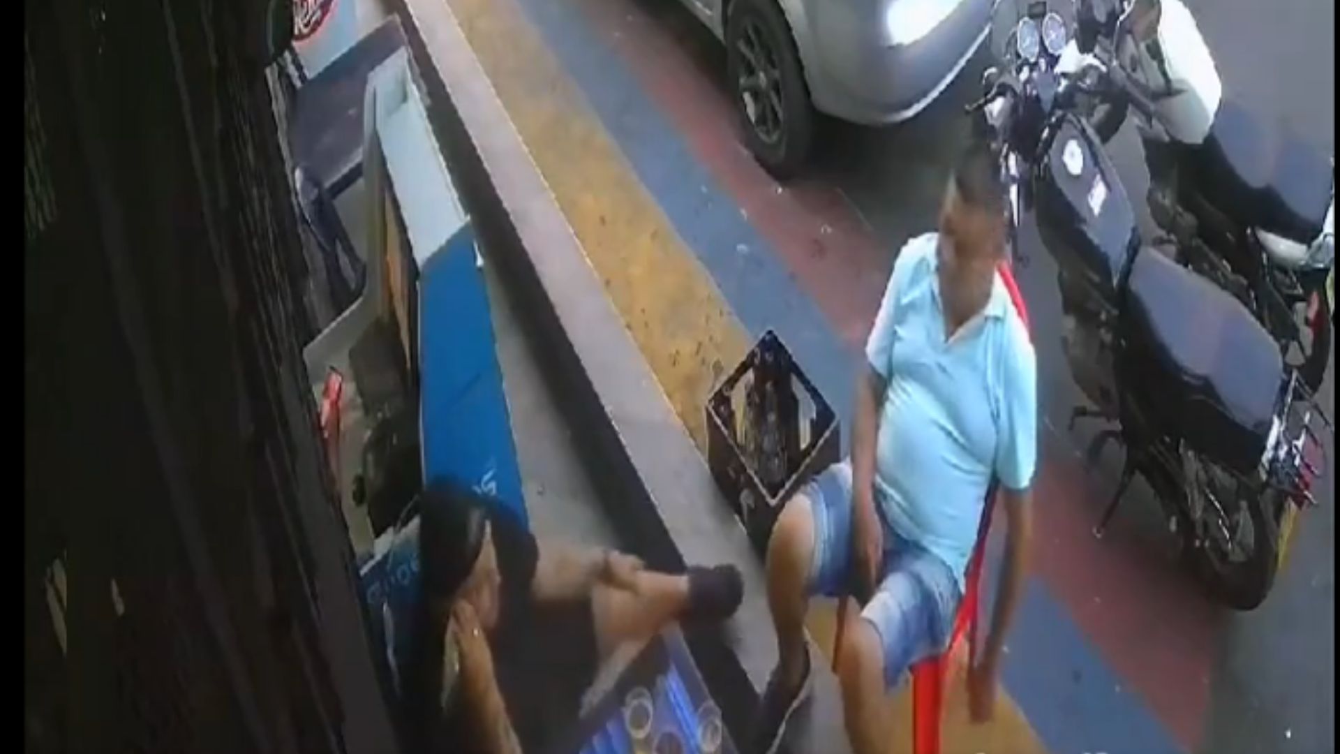 Matan a hombre mientras hablaba por celular y todo queda en vídeo