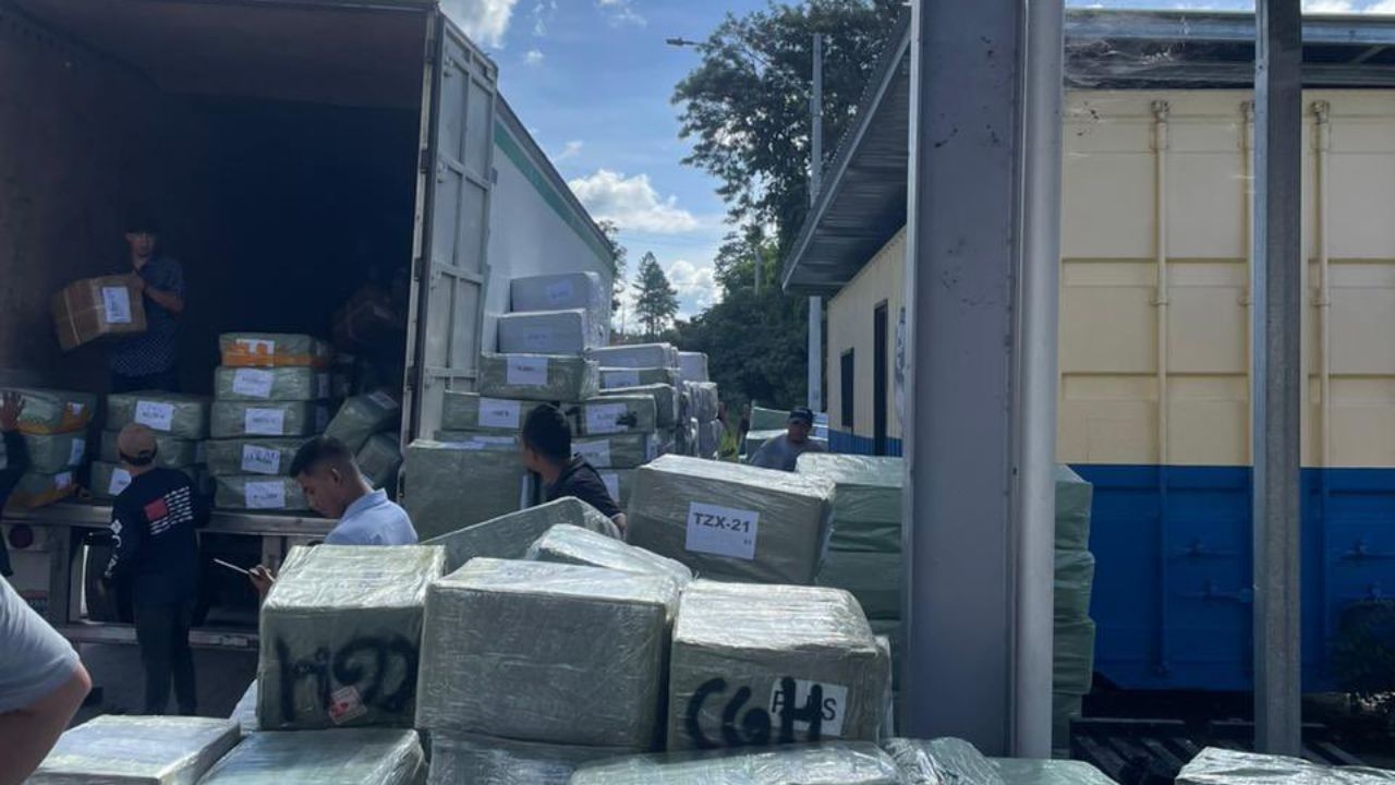 Decomisan furgón con unos L 36 millones en mercadería de contrabando
