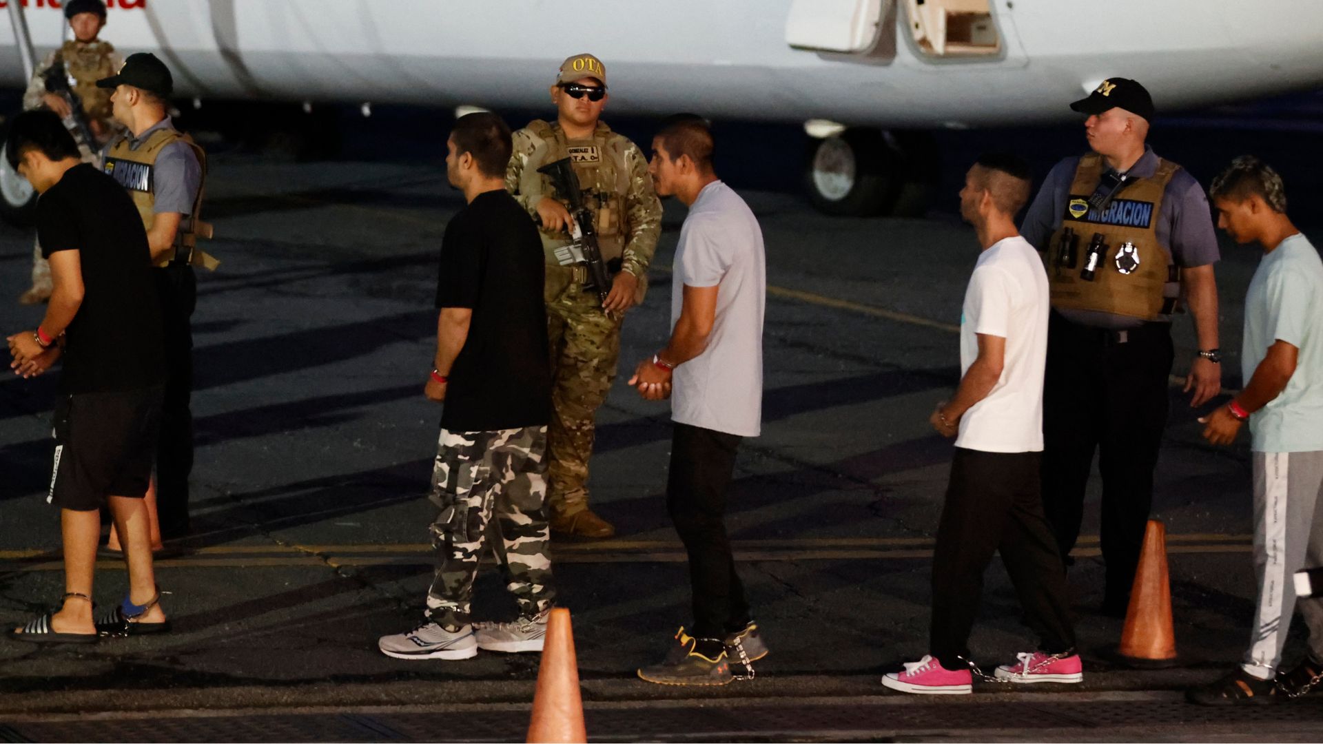 Panamá deporta a primer grupo de migrantes detenidos en el Darién bajo acuerdo con EE. UU.
