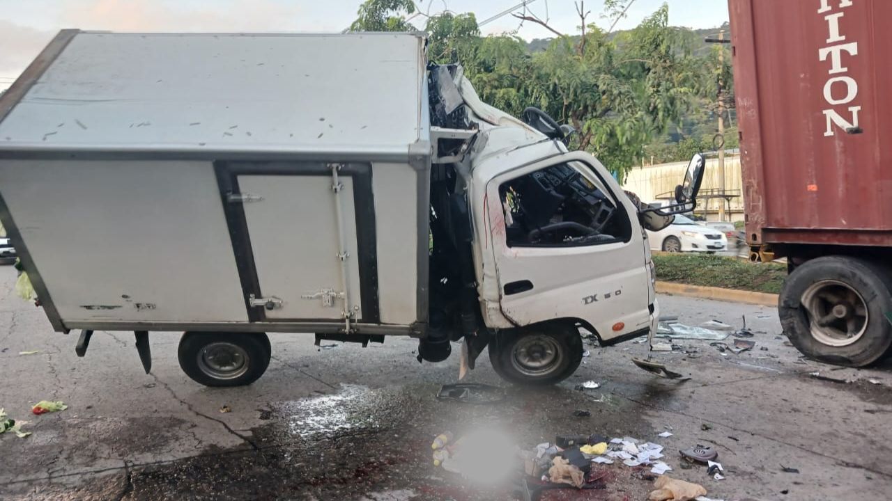 Conductor de camión muere al impactar contra furgón mal estacionado en San Pedro Sula