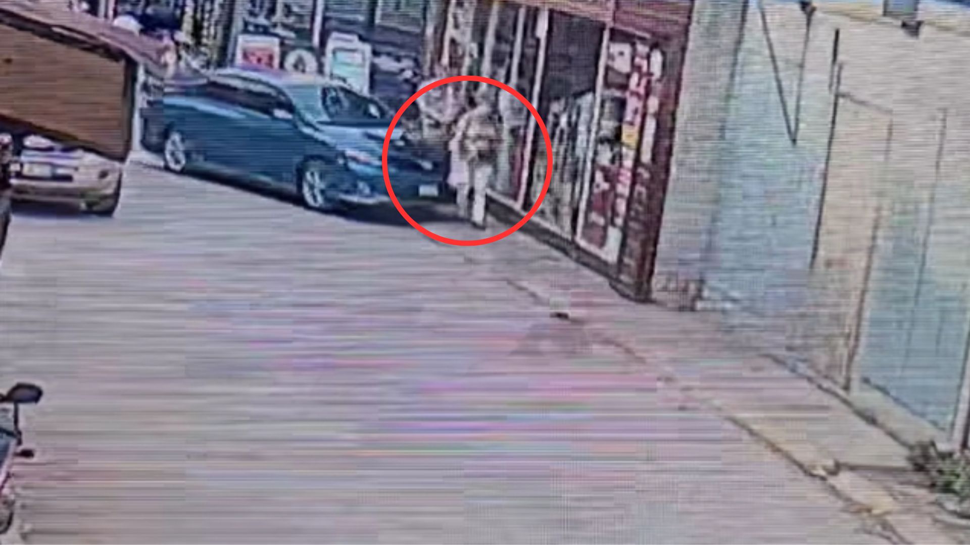 Vehículo atropella a turista en Roatán y todo queda en video