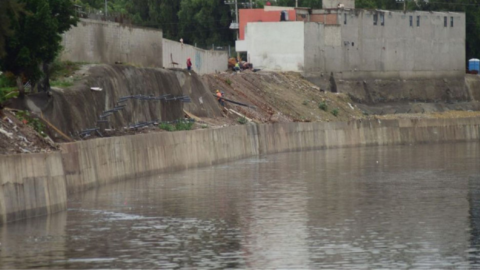 Mujer se lanza a aguas negras  tras golpear a su novio por discusión