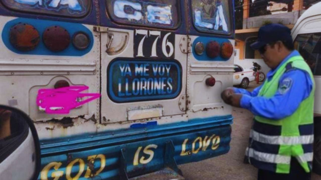 Multas de hasta L3,500 aplicarán a transportistas que usen stickers ofensivos y vulgares