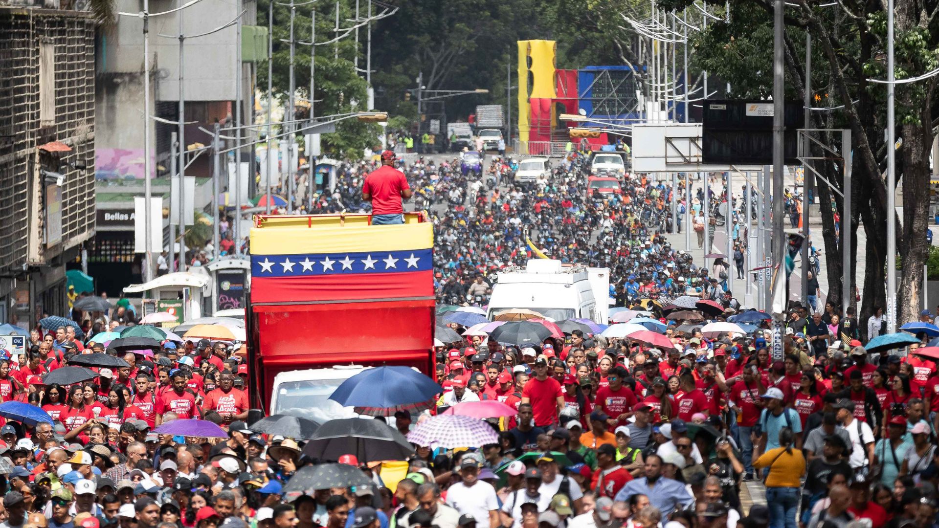 Chavismo y la oposición mayoritaria se movilizan un mes después de comicios presidenciales