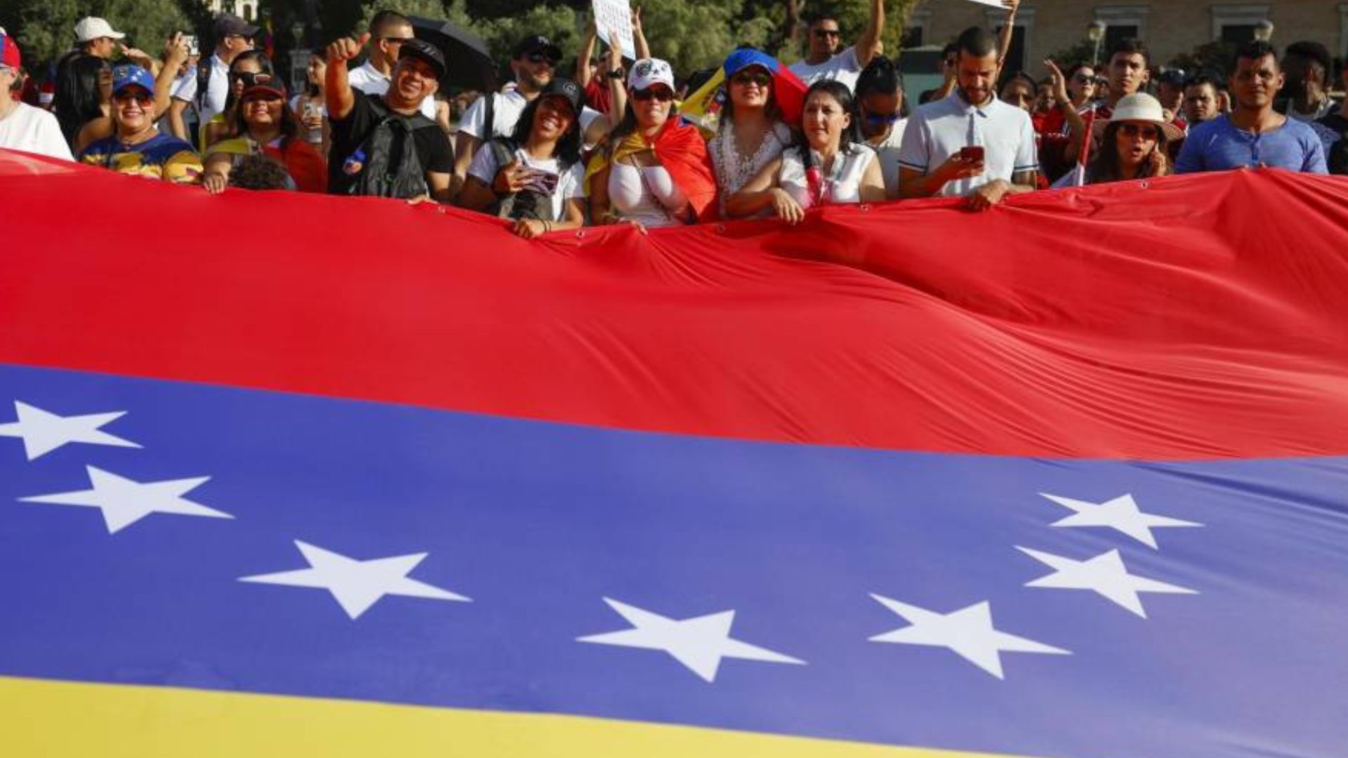 Venezolanos en Panamá gritan 'libertad' y defienden triunfo electoral del opositor González