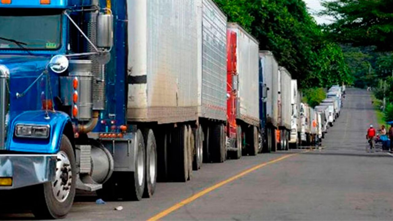 Transportistas de carga pesada anuncian paro en fronteras este lunes por nuevo cobro de 15$