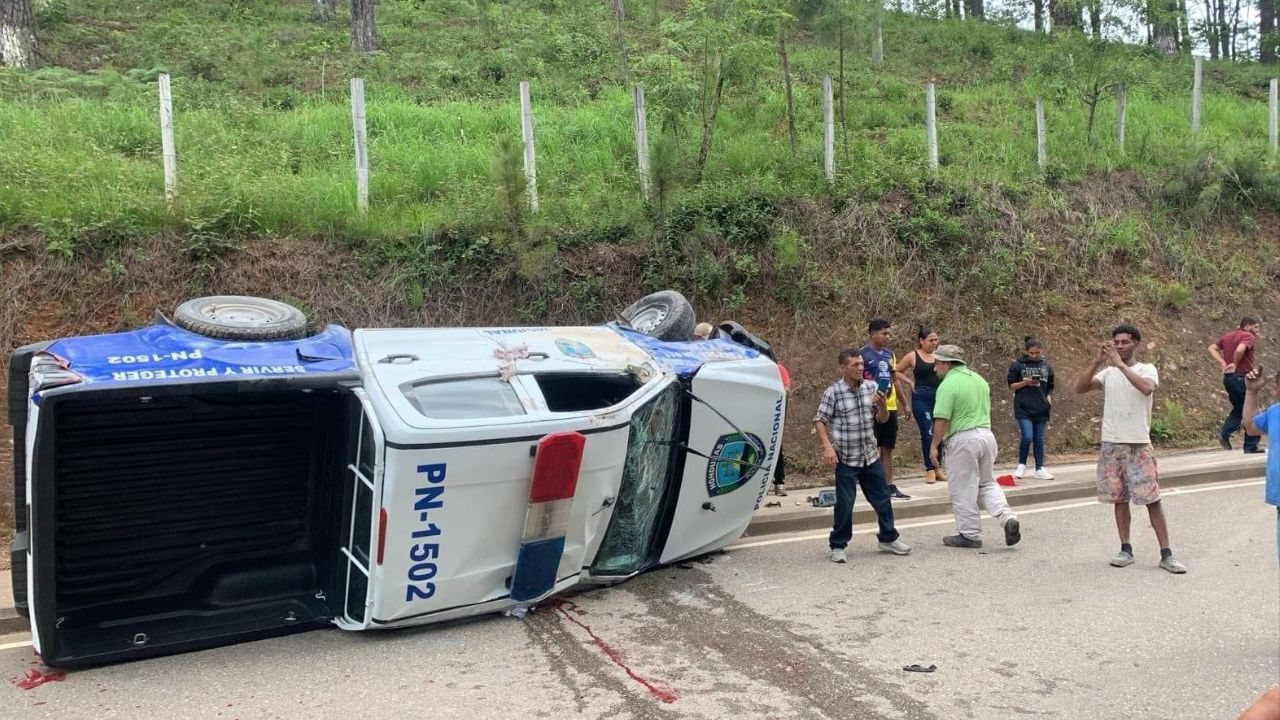 Al menos dos heridos en volcamiento de patrulla policial en Olancho
