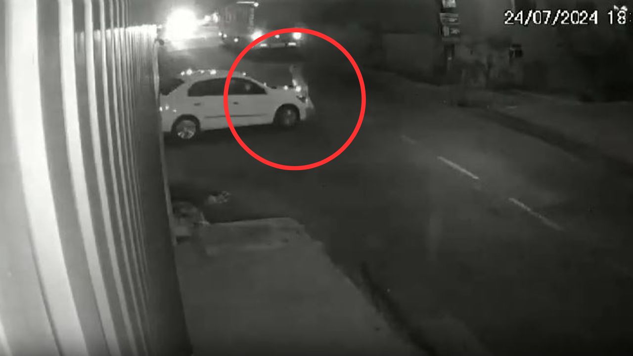 Cámara capta cuando carro arrolla y le pasa por encima a mujer que caminaba por la acera