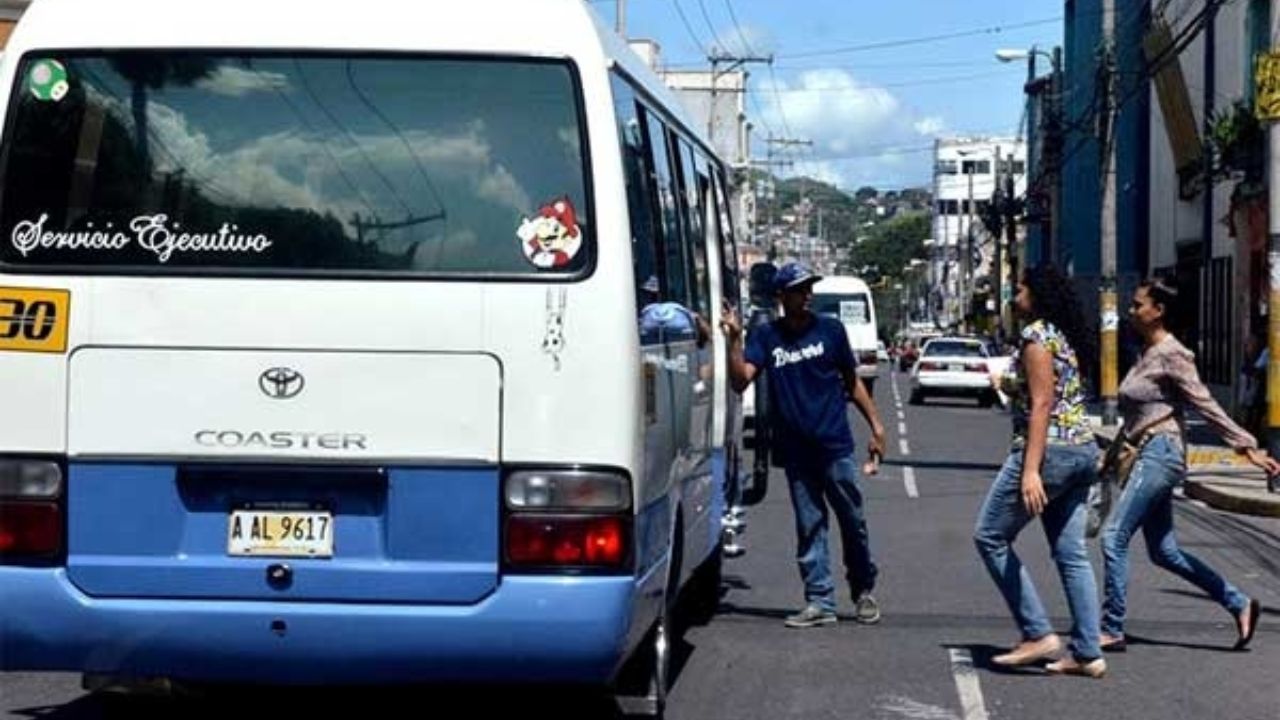 Transportistas descartan aumento al pasaje y paro de unidades tras acuerdo con el Gobierno