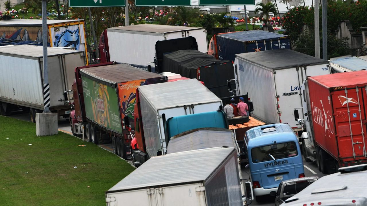 Motoristas de carga pesada advierten paro a nivel nacional por problemas en la OPC