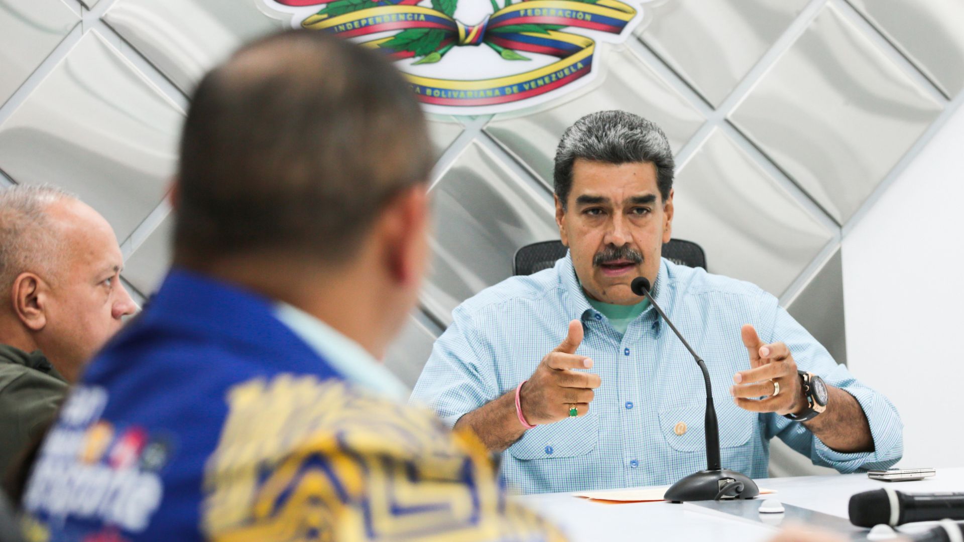 Maduro dice que una cuenta llamada Anonymous había amenazado con un apagón nacional