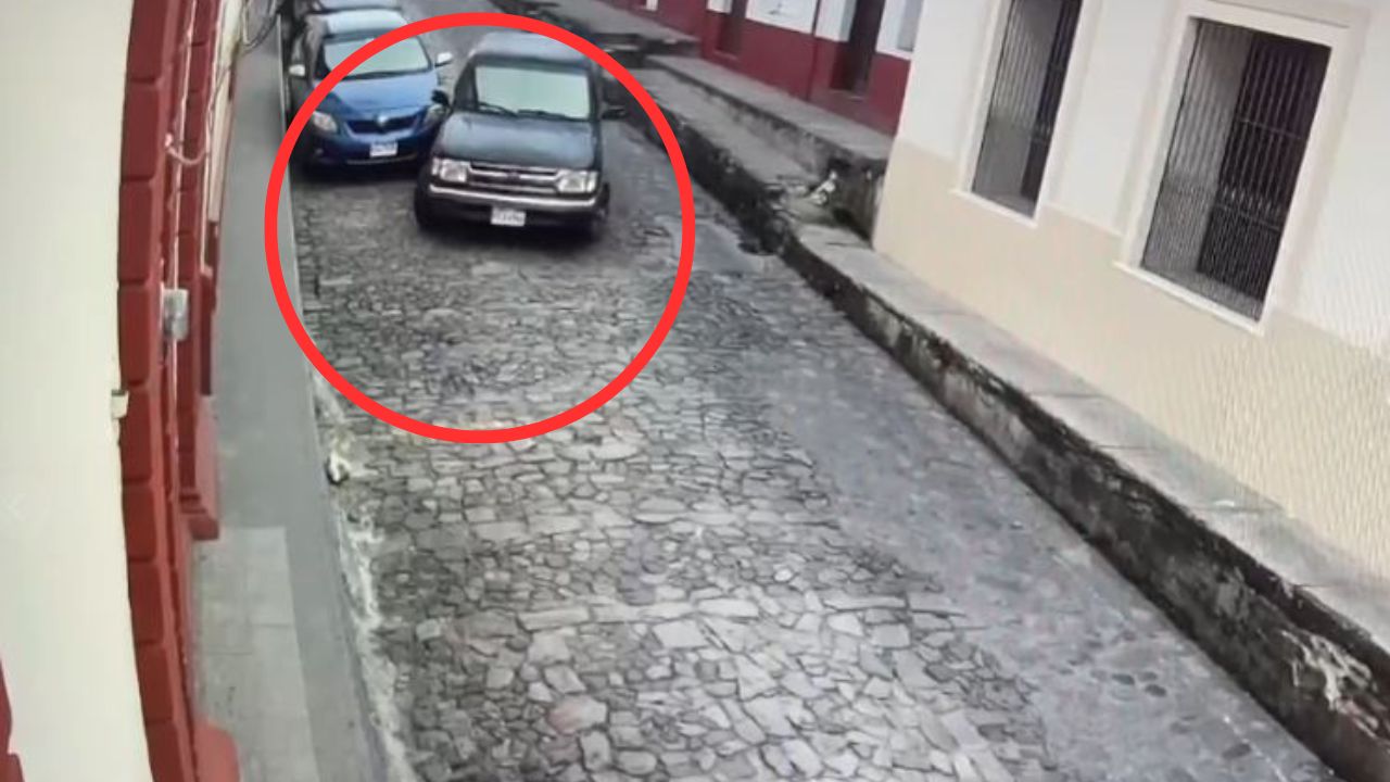 Graban a conductor hondureño que destruyó tono de auto al no poder estacionarse, luego huyó