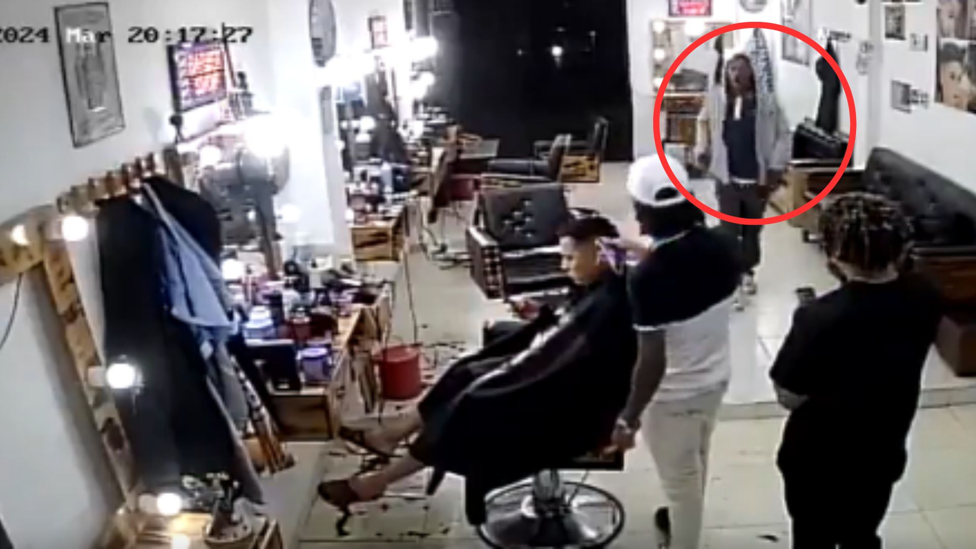 Sicario llega a matar a barbero y a su ayudante por no pagar extorsión