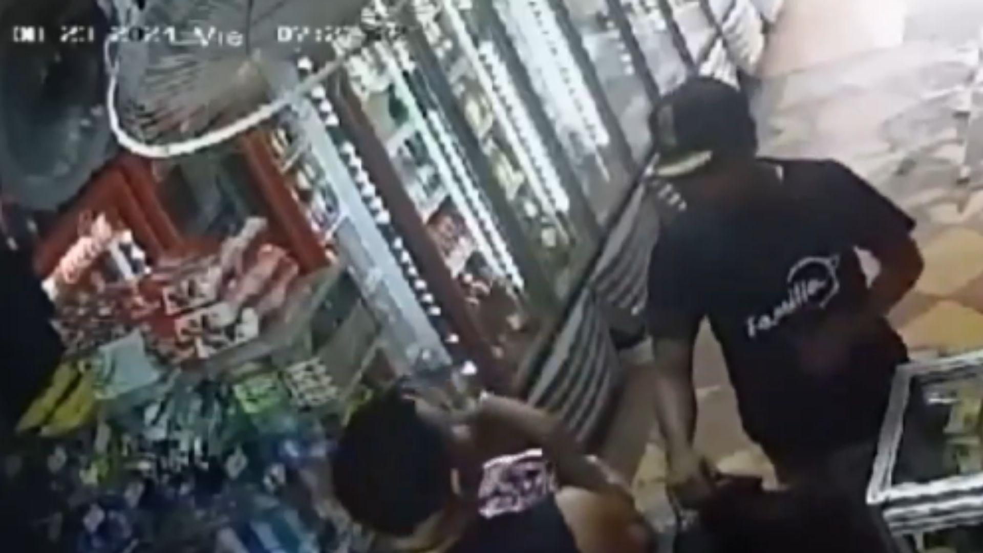 Vídeo capta asalto armado a una pulpería; el propietario se enfrentó al ladrón