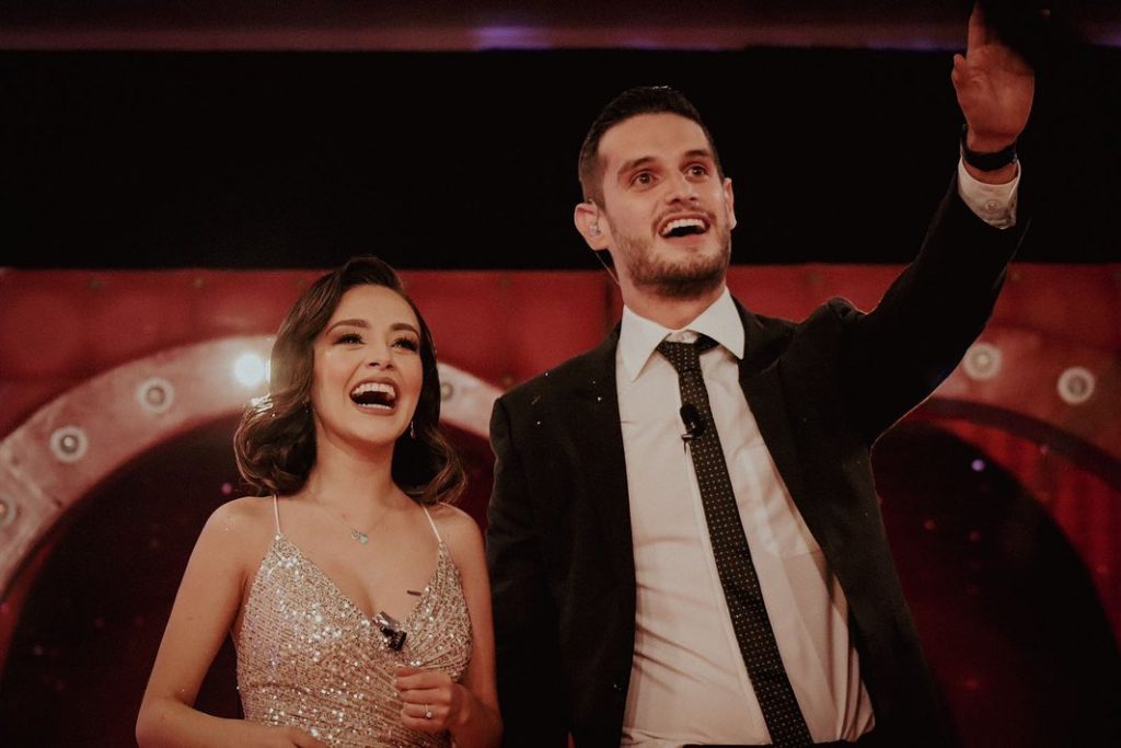 Adrián Marcelo con su esposa en su boda