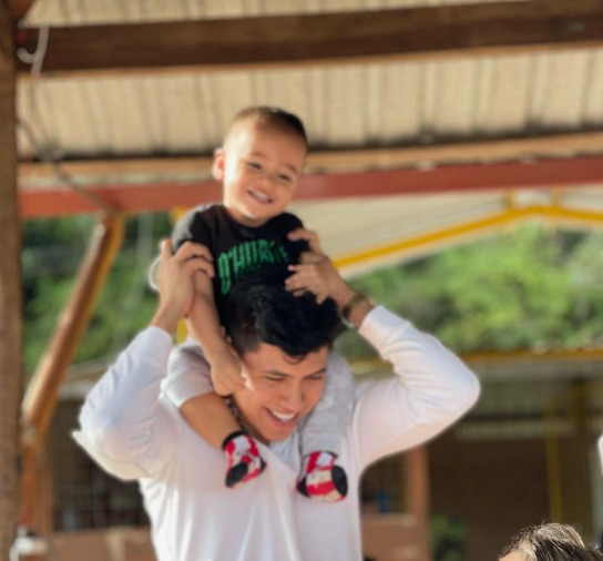 Matthew Lapo con su hijo Mateo Lapo sobre su hombro