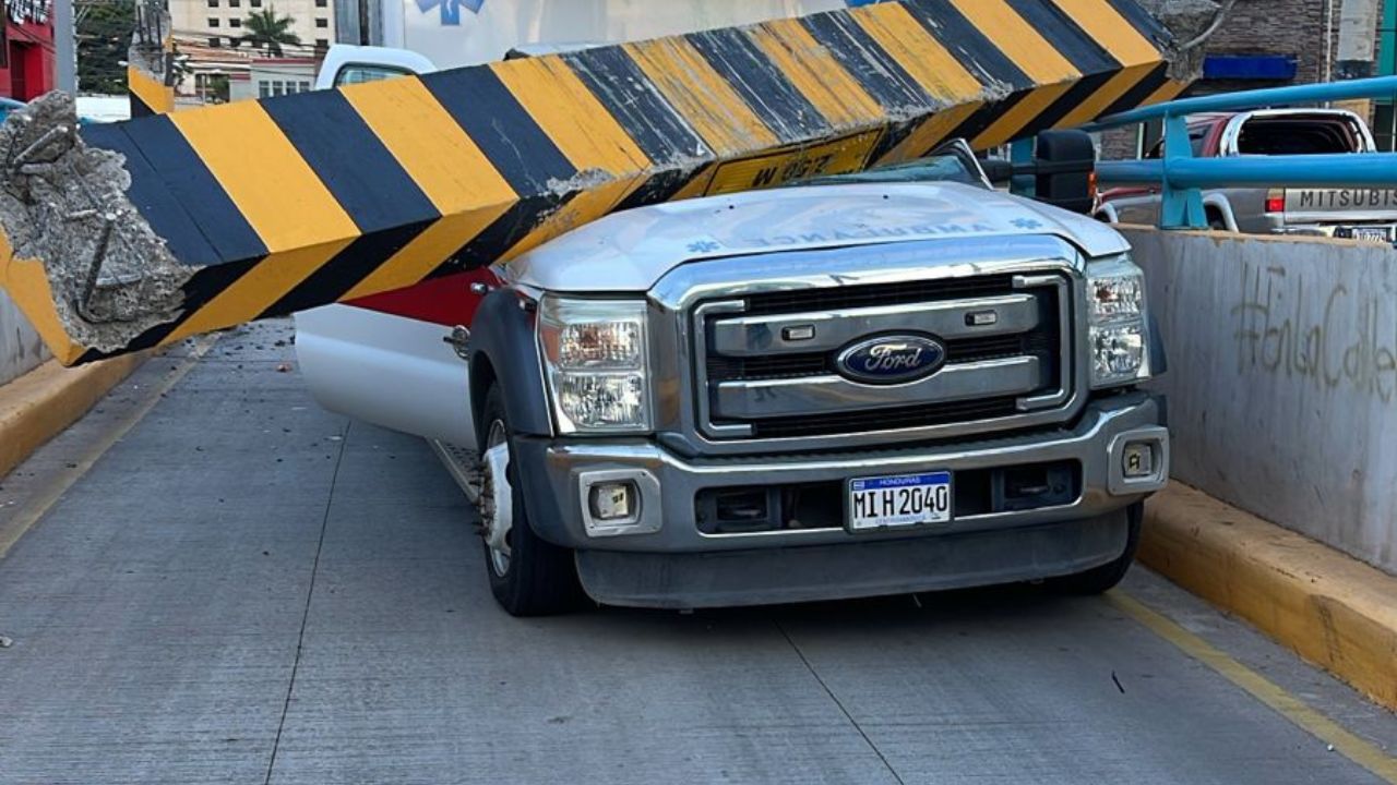 Ambulancia que asistiría emergencia queda atrapada en  puente a desnivel en Tegucigalpa