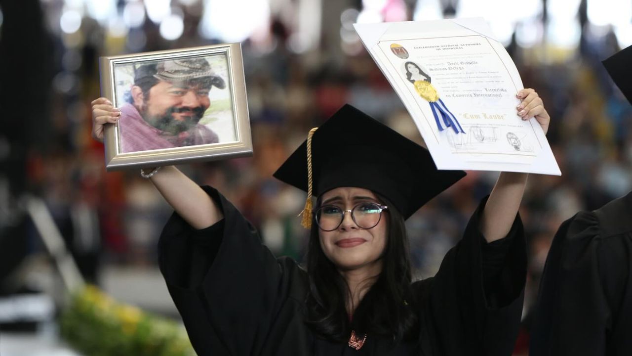 Hondureña dedica su título de la UNAH a su padre: 'también honro tu memoria'