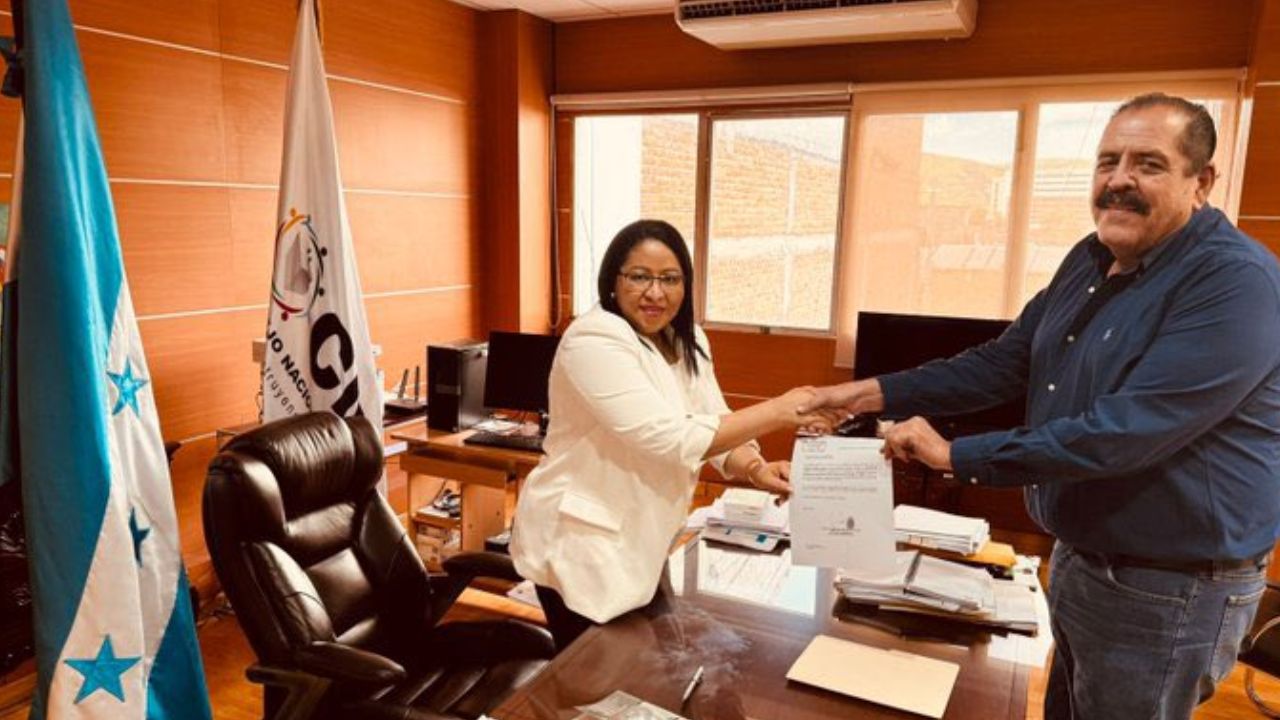 Carlos Zelaya presenta ante el CNE su renuncia como diputado, pero tiene que hacer otro trámite: Germán Lobo