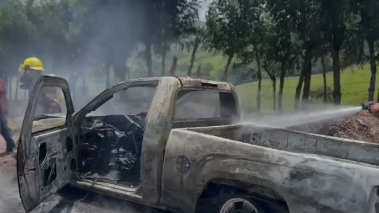 Vehículo que transportaba material de construcción se incendia en Copán: video