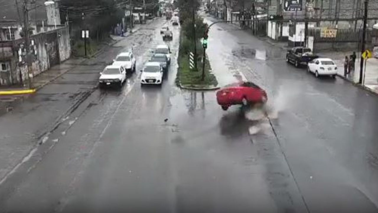 Vehículo se vuelca tras caer en enorme bache; el incidente quedó grabado en video