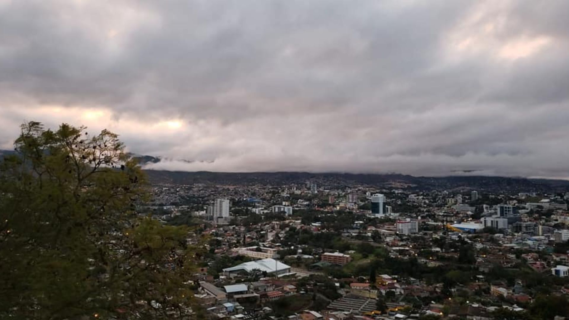 Pronostican lluvias en algunas regiones de Honduras por influencia de una vaguada
