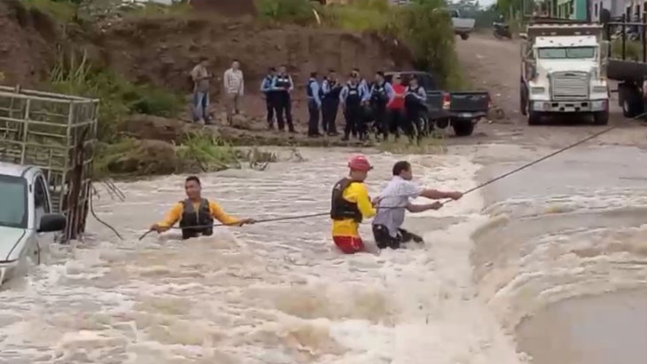 Graban cuando conductor es arrastrado por la corriente de un río en Intibucá