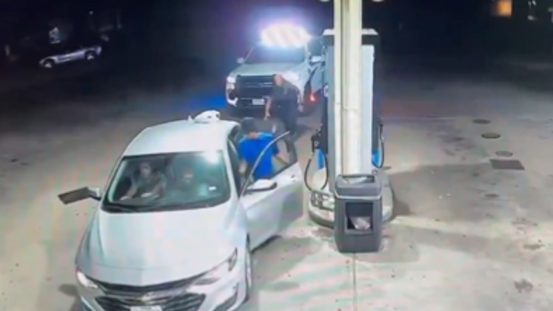 Cámara capta a conductor 'bolo' atropellar a dos policías en una gasolinera