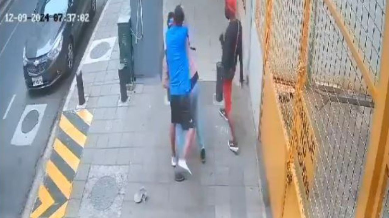 Cámara capta a delincuentes practicar la llave 'Mata León' para robar a víctimas