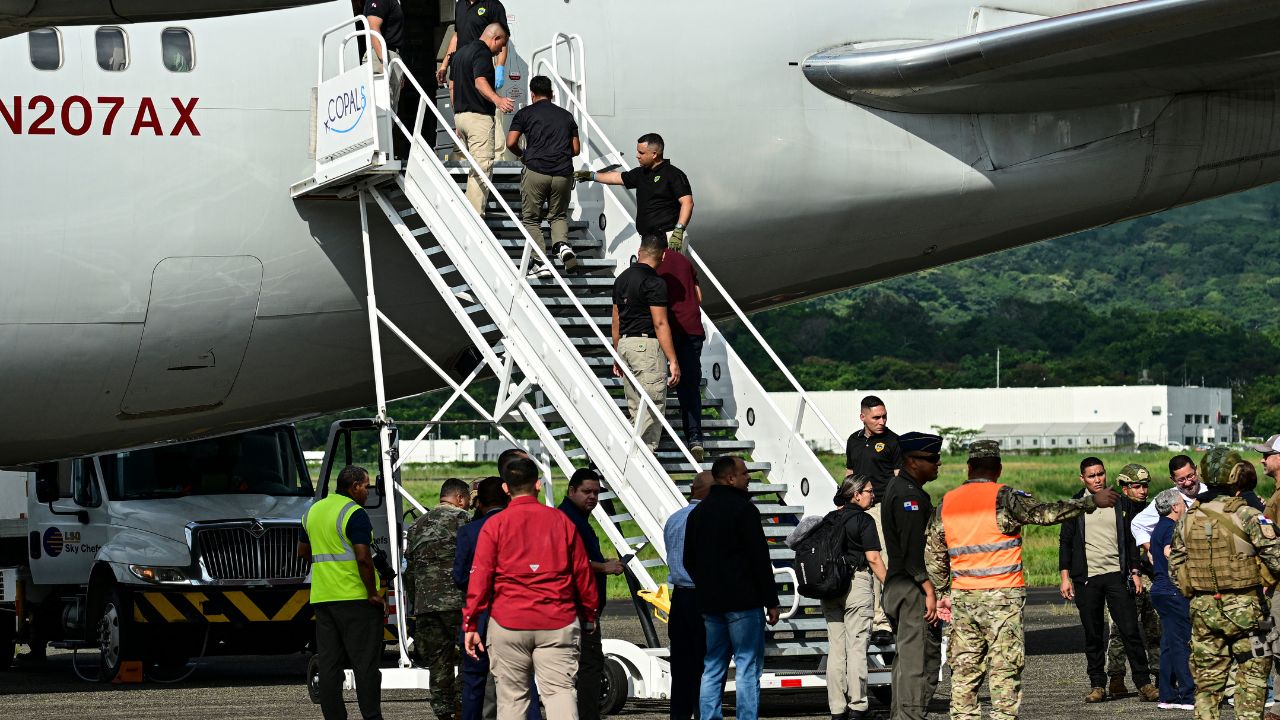 Panamá deporta a 130 migrantes de India que cruzaron selva de Darién